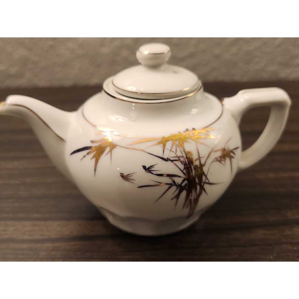 Japanese, Kutani Porcelain Teapot w/Birds and‎ Gold Trim Vintage